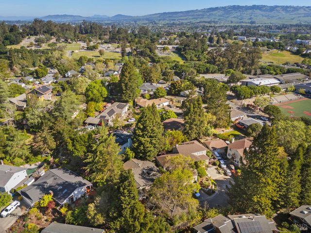 614 Deerfield Ln, Petaluma, CA 94952