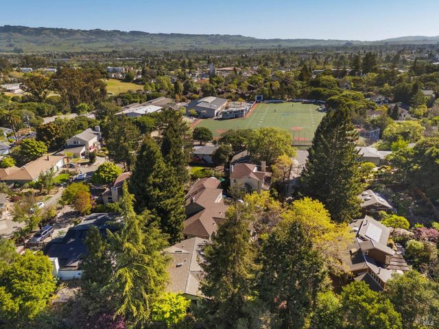 614 Deerfield Ln, Petaluma, CA 94952