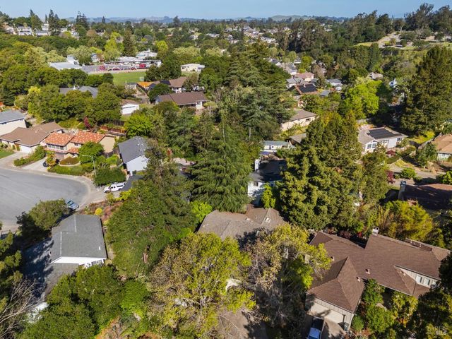 614 Deerfield Ln, Petaluma, CA 94952