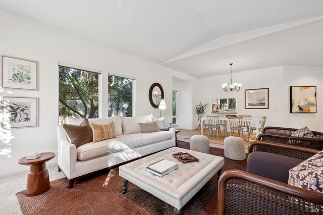 614 Deerfield Ln, Petaluma, CA 94952