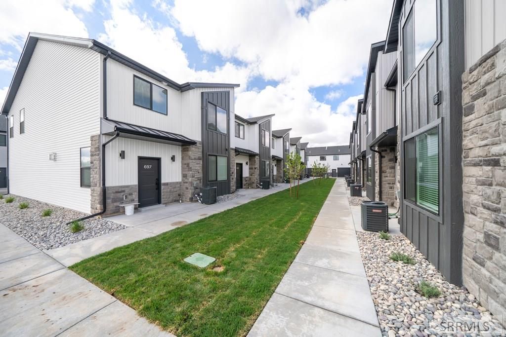 Image 10 of property listing at 729 Curlew Drive, Ammon, ID 83406