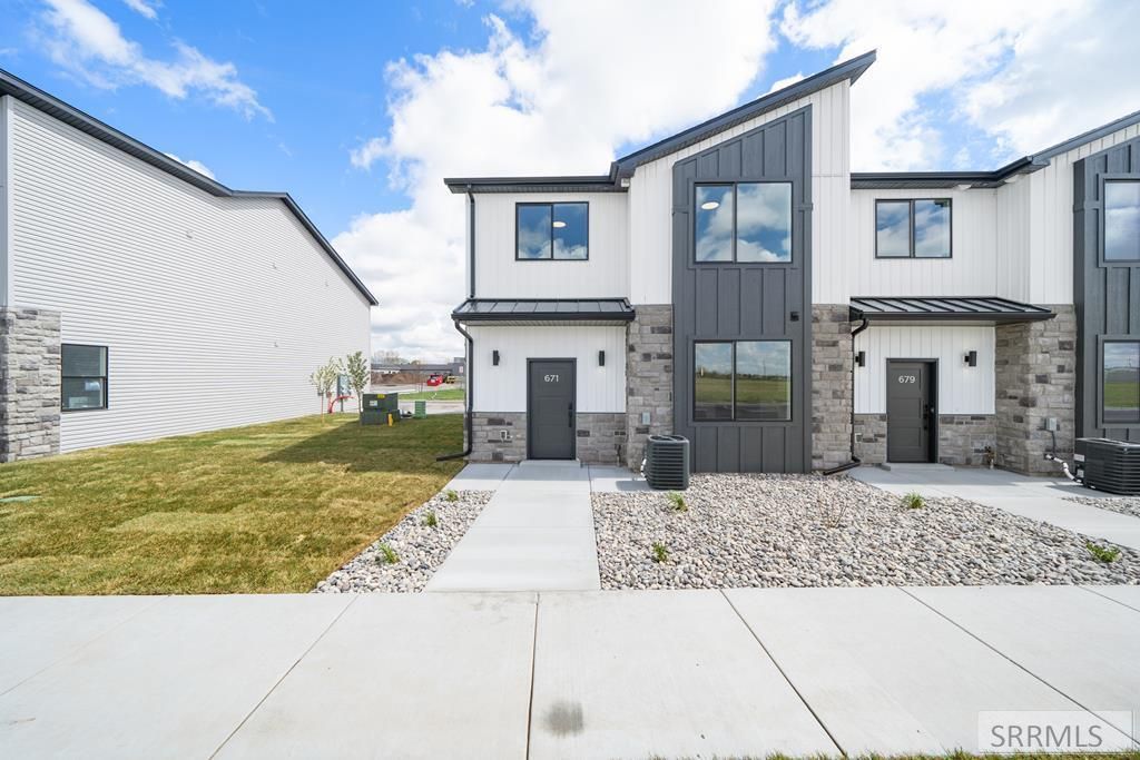Image 2 of property listing at 729 Curlew Drive, Ammon, ID 83406