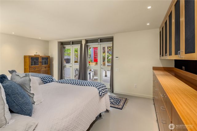 4712 SW Brace Point Dr, Seattle, WA 98136