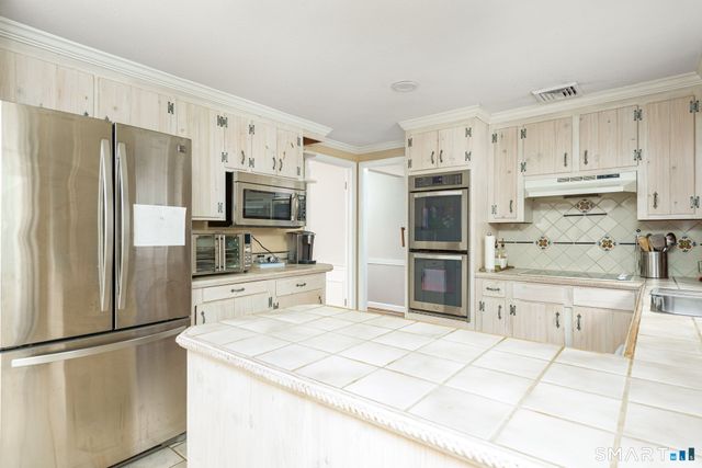 4 Lenora Drive, Simsbury, CT 06092