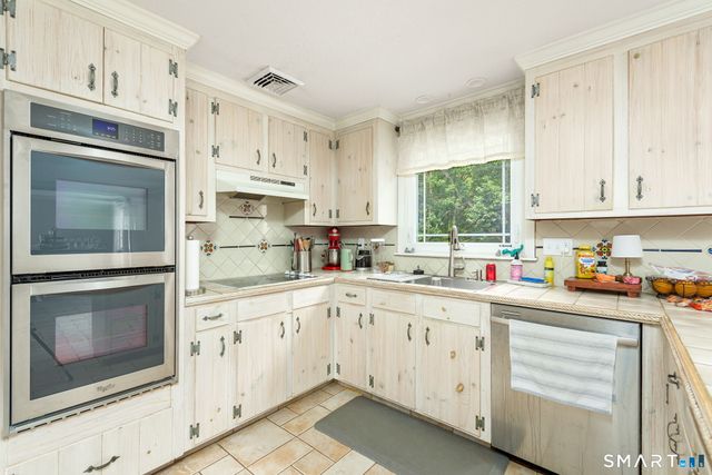 4 Lenora Drive, Simsbury, CT 06092