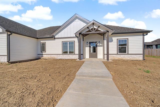 2210 Huntwood Dr, Salina, KS 67401