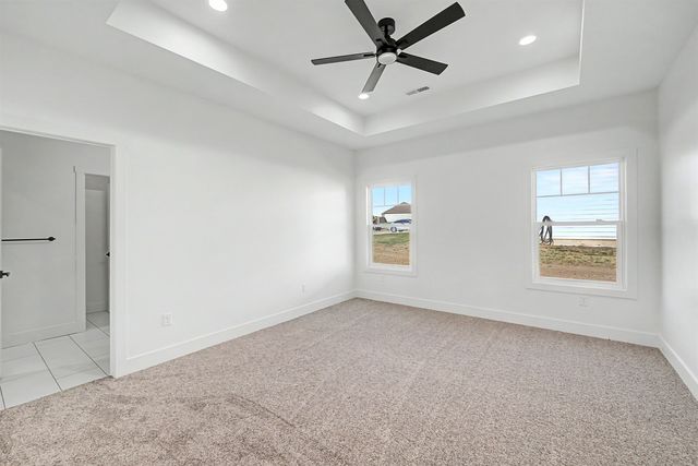 2210 Huntwood Dr, Salina, KS 67401