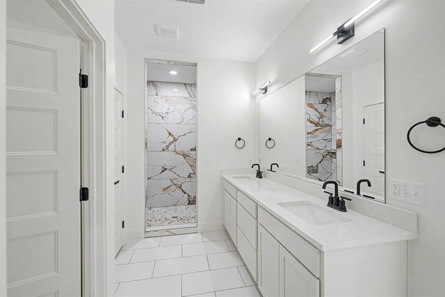 2210 Huntwood Dr, Salina, KS 67401