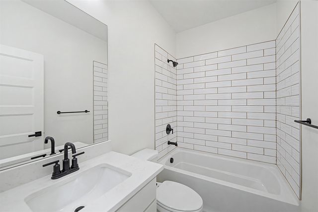 2210 Huntwood Dr, Salina, KS 67401