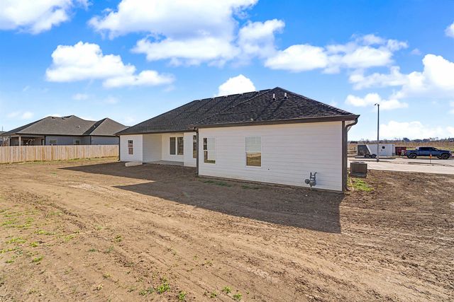 2210 Huntwood Dr, Salina, KS 67401