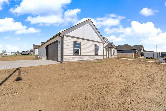 2210 Huntwood Dr, Salina, KS 67401