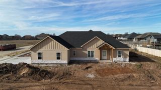 2210 Huntwood Dr, Salina, KS 67401