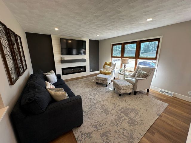 1104 15th Street, Dewitt, IA 52472