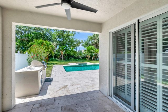 1050 Delray Lakes Drive, Delray Beach, FL 33444
