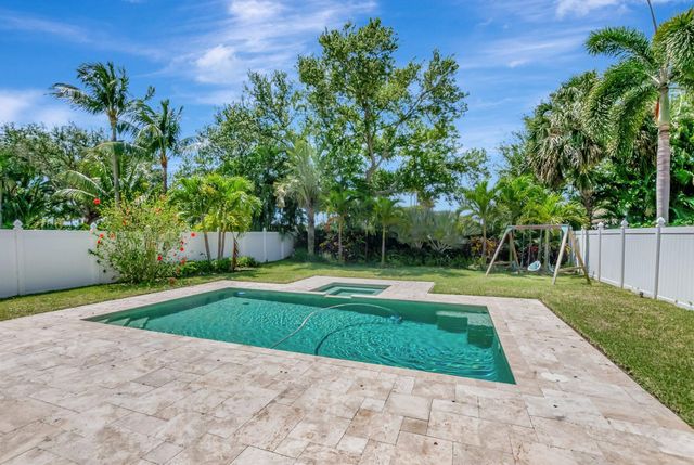 1050 Delray Lakes Drive, Delray Beach, FL 33444