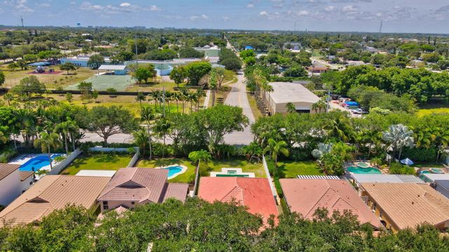 1050 Delray Lakes Drive, Delray Beach, FL 33444