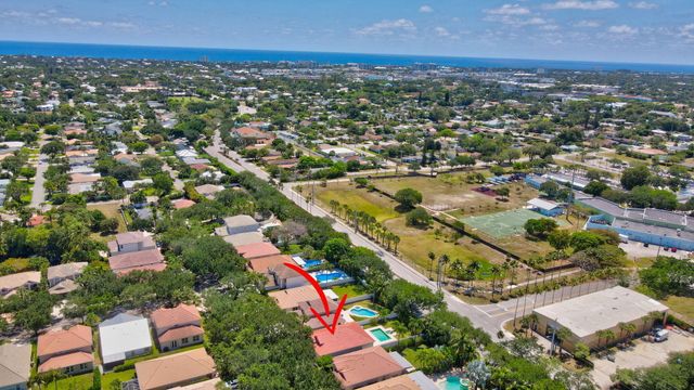 1050 Delray Lakes Drive, Delray Beach, FL 33444
