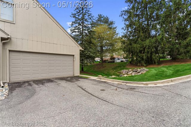 29374 Laurel Drive, Farmington Hills, MI 48331