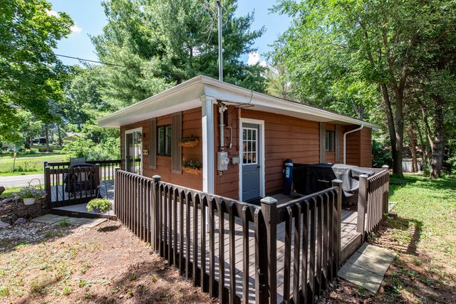 38515 N Forest Avenue, Spring Grove, IL 60081