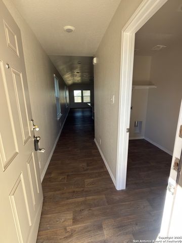 156 middle green, Floresville, TX 78114