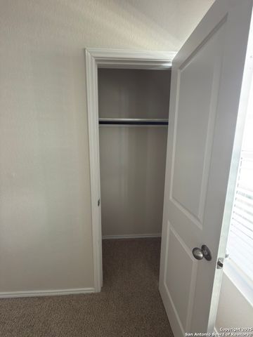 156 middle green, Floresville, TX 78114