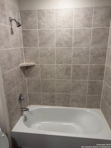 156 middle green, Floresville, TX 78114