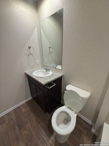 156 middle green, Floresville, TX 78114