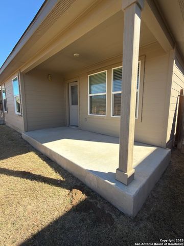 156 middle green, Floresville, TX 78114