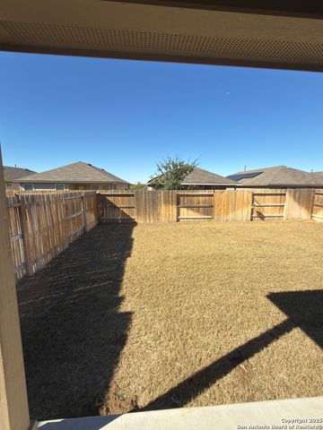 156 middle green, Floresville, TX 78114