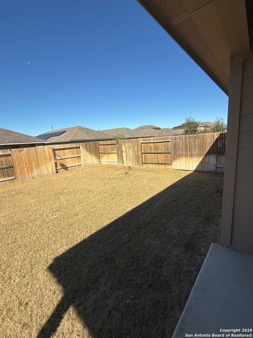 156 middle green, Floresville, TX 78114