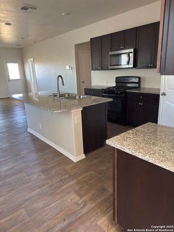 156 middle green, Floresville, TX 78114