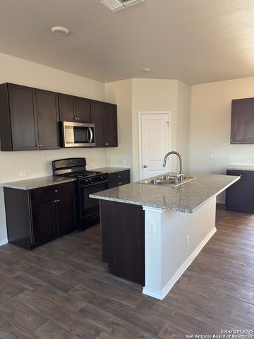 156 middle green, Floresville, TX 78114