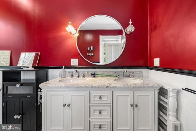 394 W KING ST, Strasburg, VA 22657