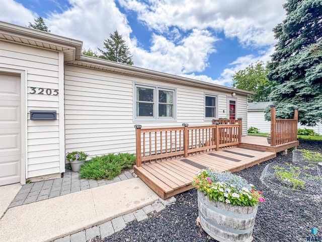 3205 E 18th St Street, Sioux Falls, SD 57103