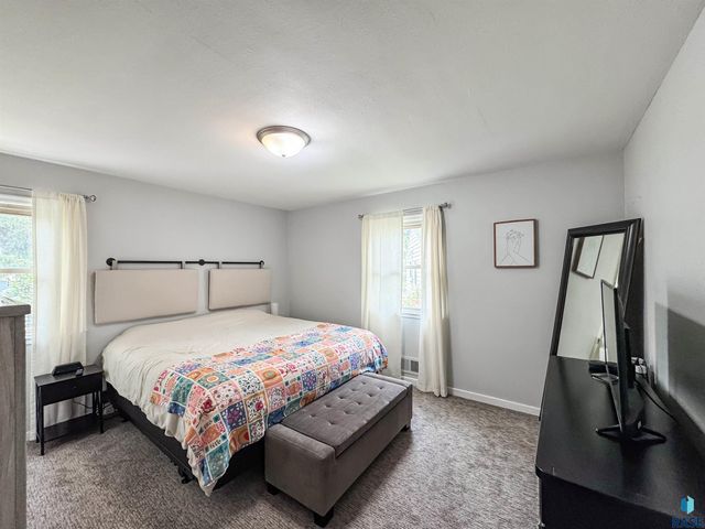 3205 E 18th St Street, Sioux Falls, SD 57103