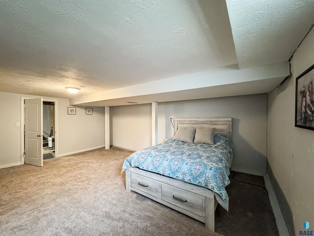 3205 E 18th St Street, Sioux Falls, SD 57103