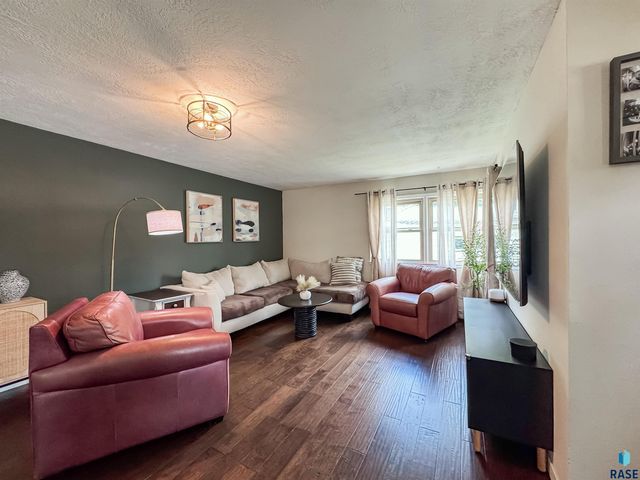 3205 E 18th St Street, Sioux Falls, SD 57103