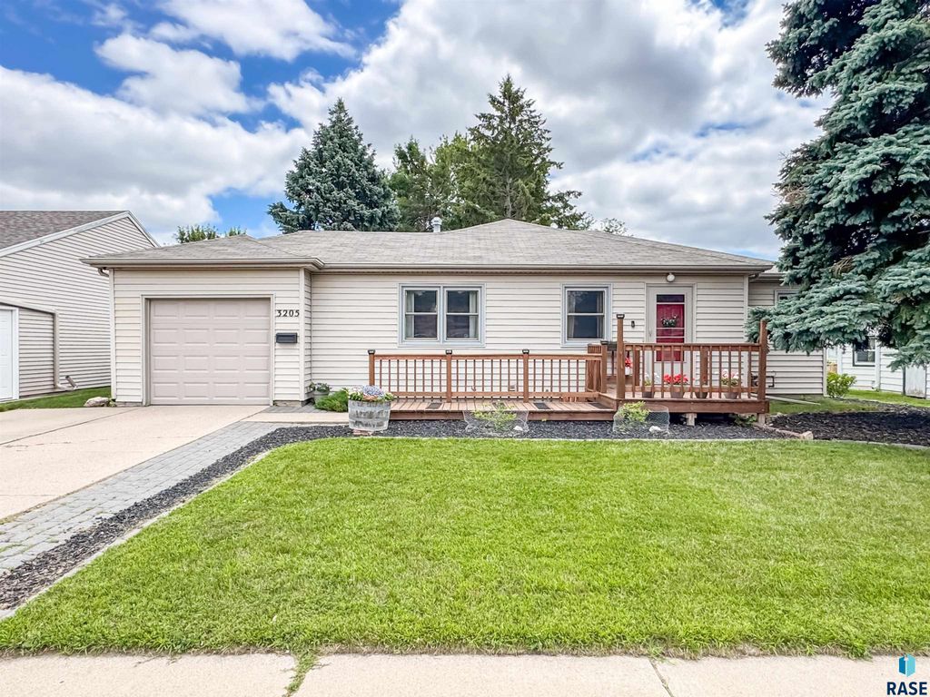 3205 E 18th St Street, Sioux Falls, SD 57103