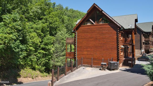 1124 Black Bear Cub Way, Sevierville, TN 37862