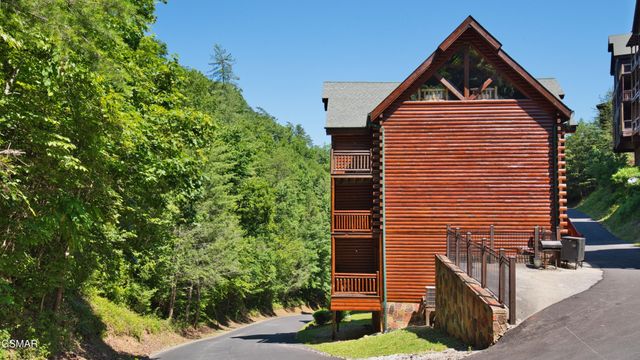 1124 Black Bear Cub Way, Sevierville, TN 37862