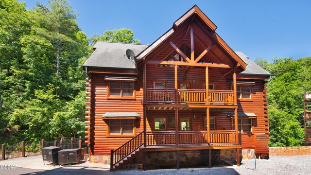 1124 Black Bear Cub Way, Sevierville, TN 37862