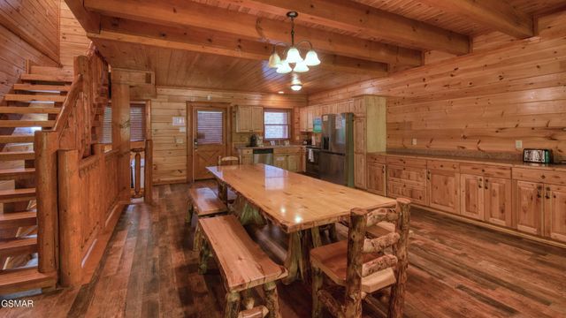 1124 Black Bear Cub Way, Sevierville, TN 37862