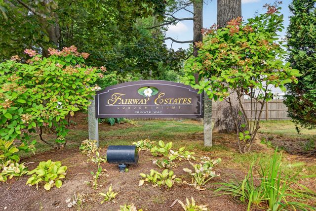 18 Fairway Cir 18, Natick, MA 01760
