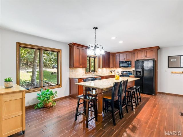 19 Summit Lane, Pacific, MO 63069