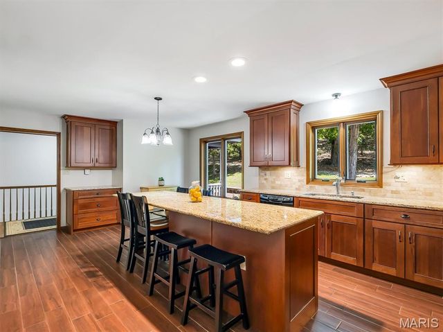 19 Summit Lane, Pacific, MO 63069