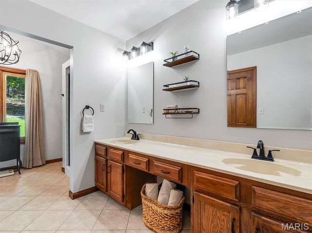 19 Summit Lane, Pacific, MO 63069