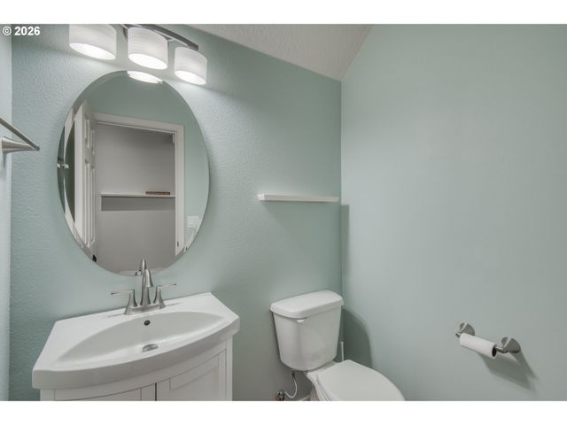 1087 Se TAMORA Ave, Hillsboro, OR 97123