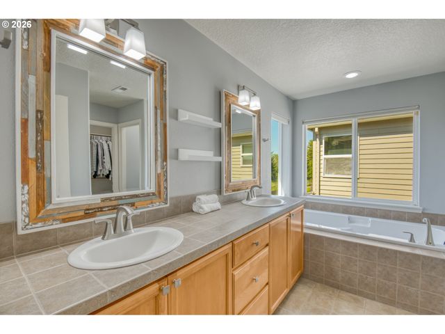 1087 Se TAMORA Ave, Hillsboro, OR 97123