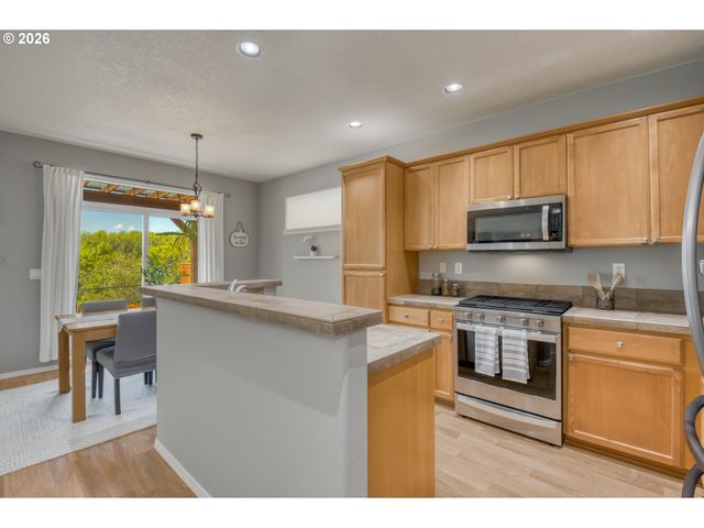 1087 Se TAMORA Ave, Hillsboro, OR 97123