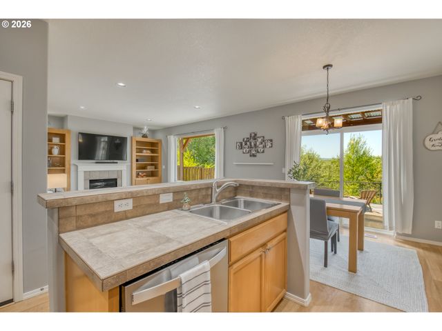 1087 Se TAMORA Ave, Hillsboro, OR 97123